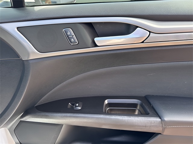 2017 Ford Fusion SE photo 17