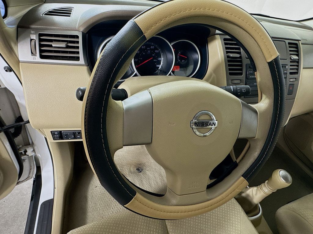 2011 Nissan Versa 1.8 S photo 11