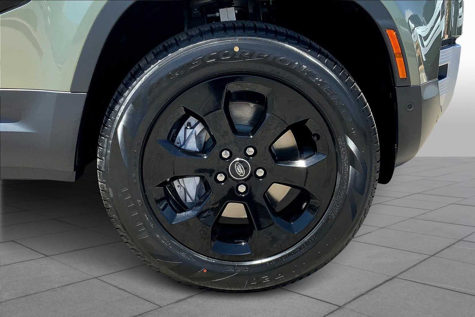 2025 Land Rover Defender 110 S photo 11