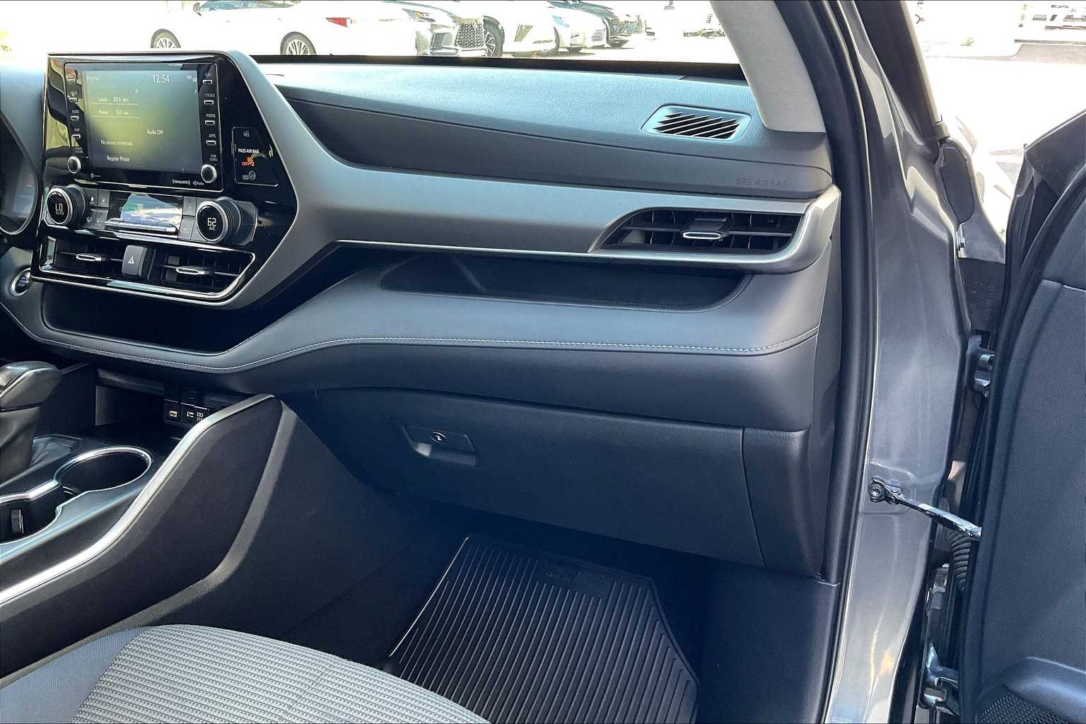 2020 Toyota Highlander LE photo 18