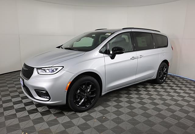 2026 Chrysler Pacifica Limited's photo