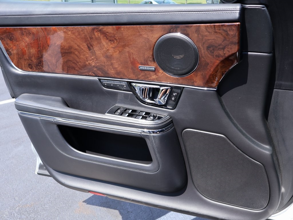 2014 Jaguar XJ Base photo 33