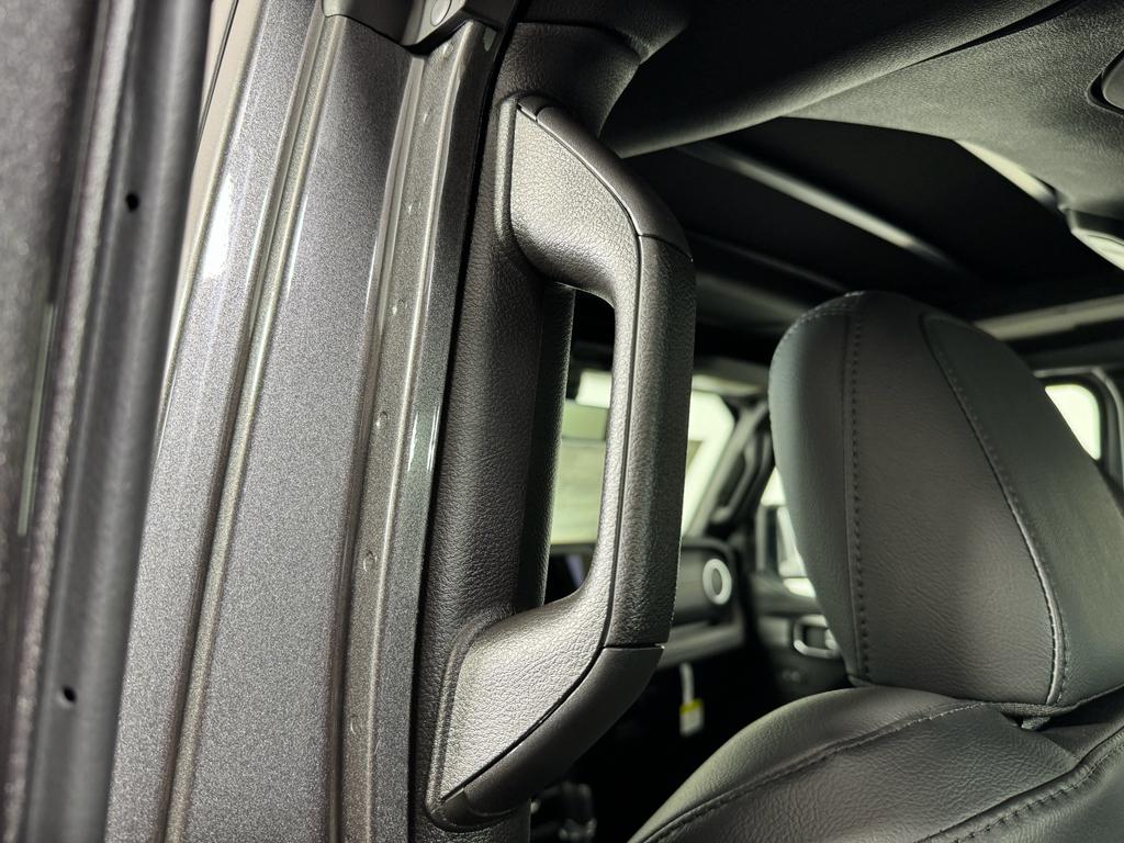 2025 Jeep Wrangler Sahara photo 29