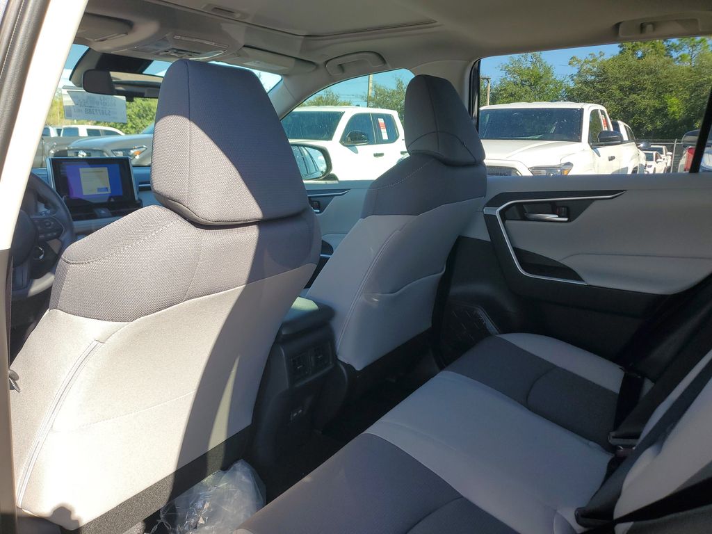2025 Toyota RAV4 Hybrid XLE photo 17