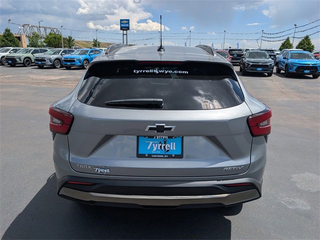 2025 Chevrolet Trax LT photo 2
