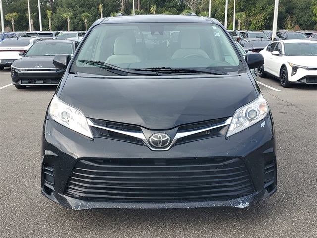 2019 Toyota Sienna L photo 2