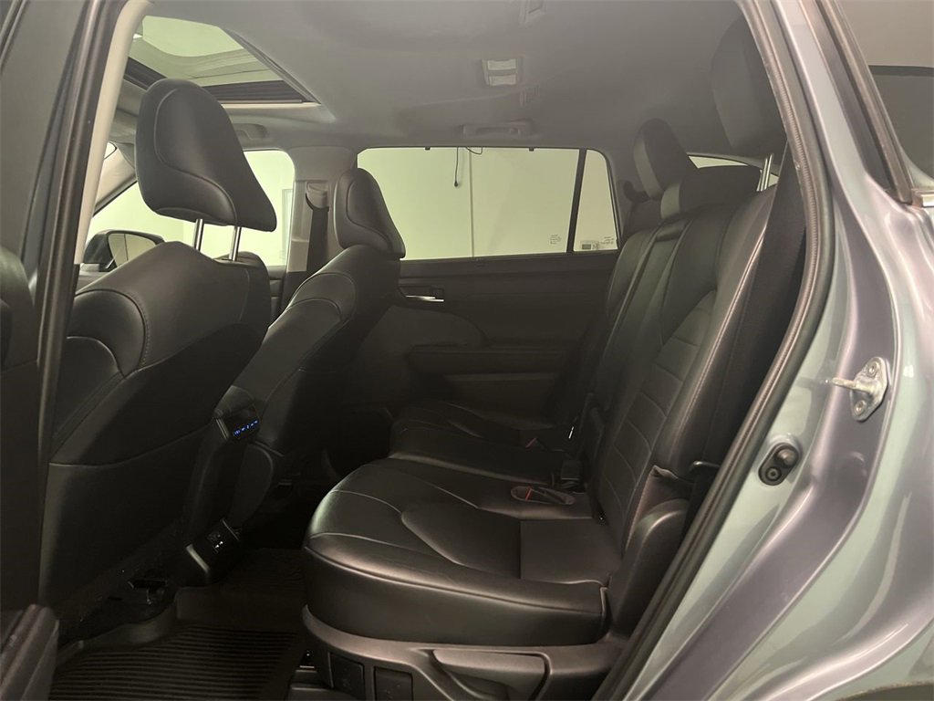 2021 Toyota Highlander XLE photo 23
