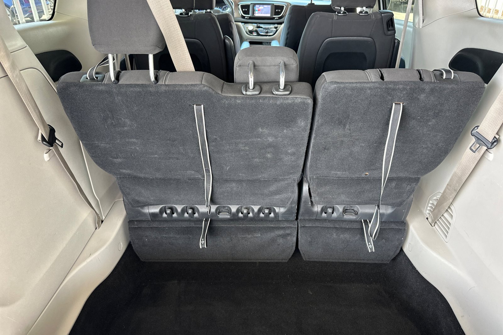 2022 Chrysler Voyager LX photo 14