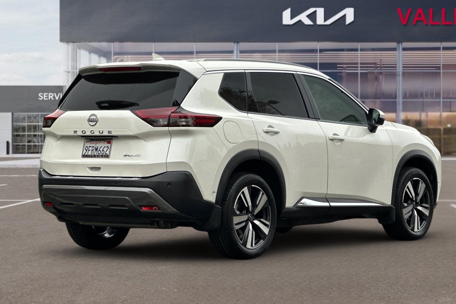 2023 Nissan Rogue SL photo 2