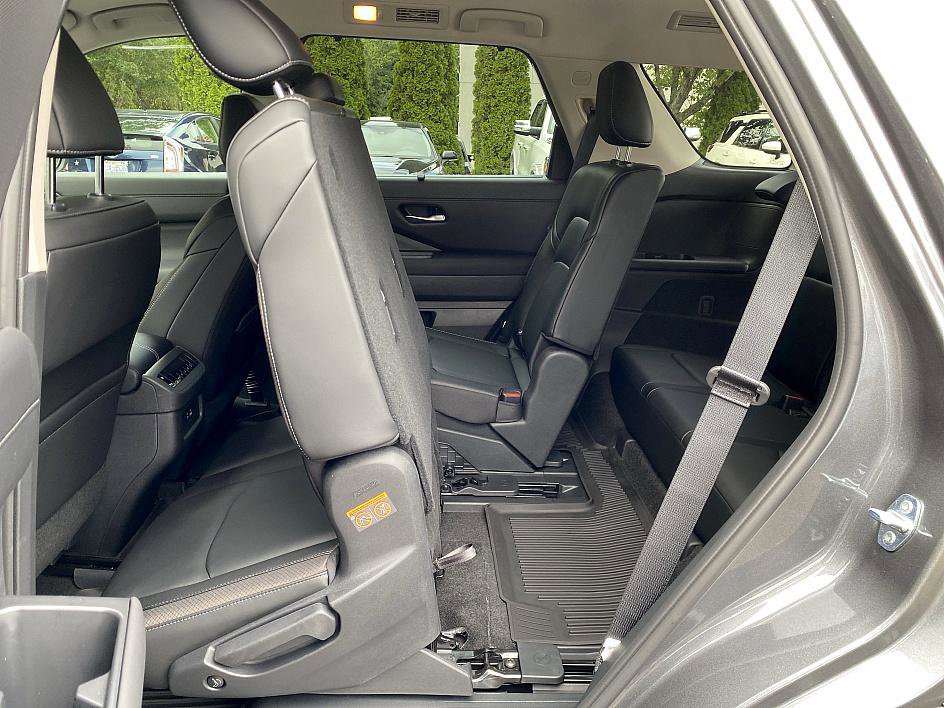 2025 Nissan Pathfinder SL photo 12