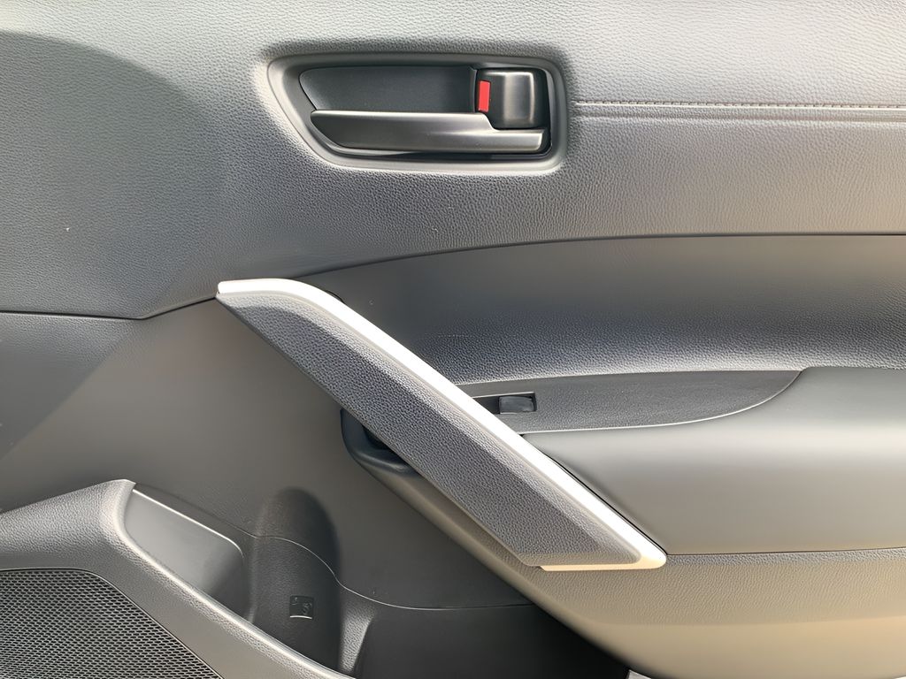 2025 Toyota Corolla Cross LE photo 17