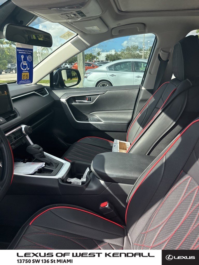 2025 Toyota RAV4 XLE's photo