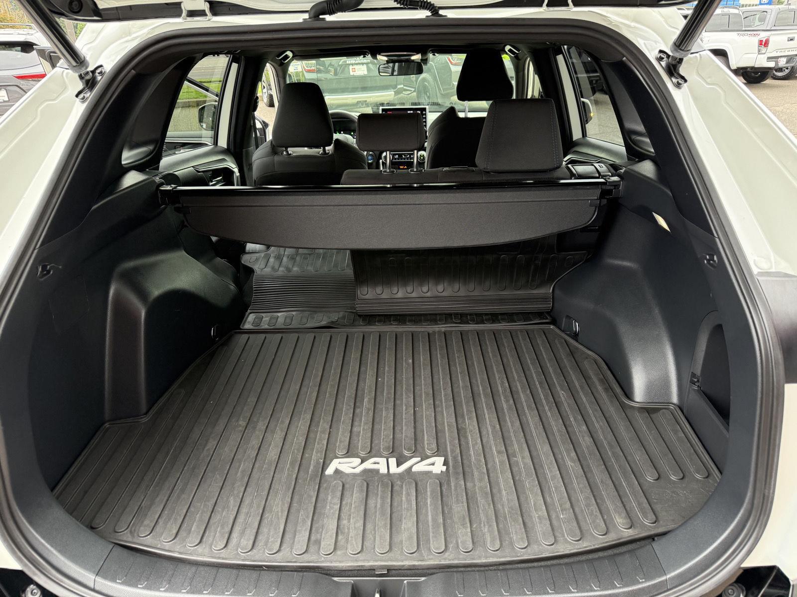 2022 Toyota RAV4 Hybrid SE photo 13