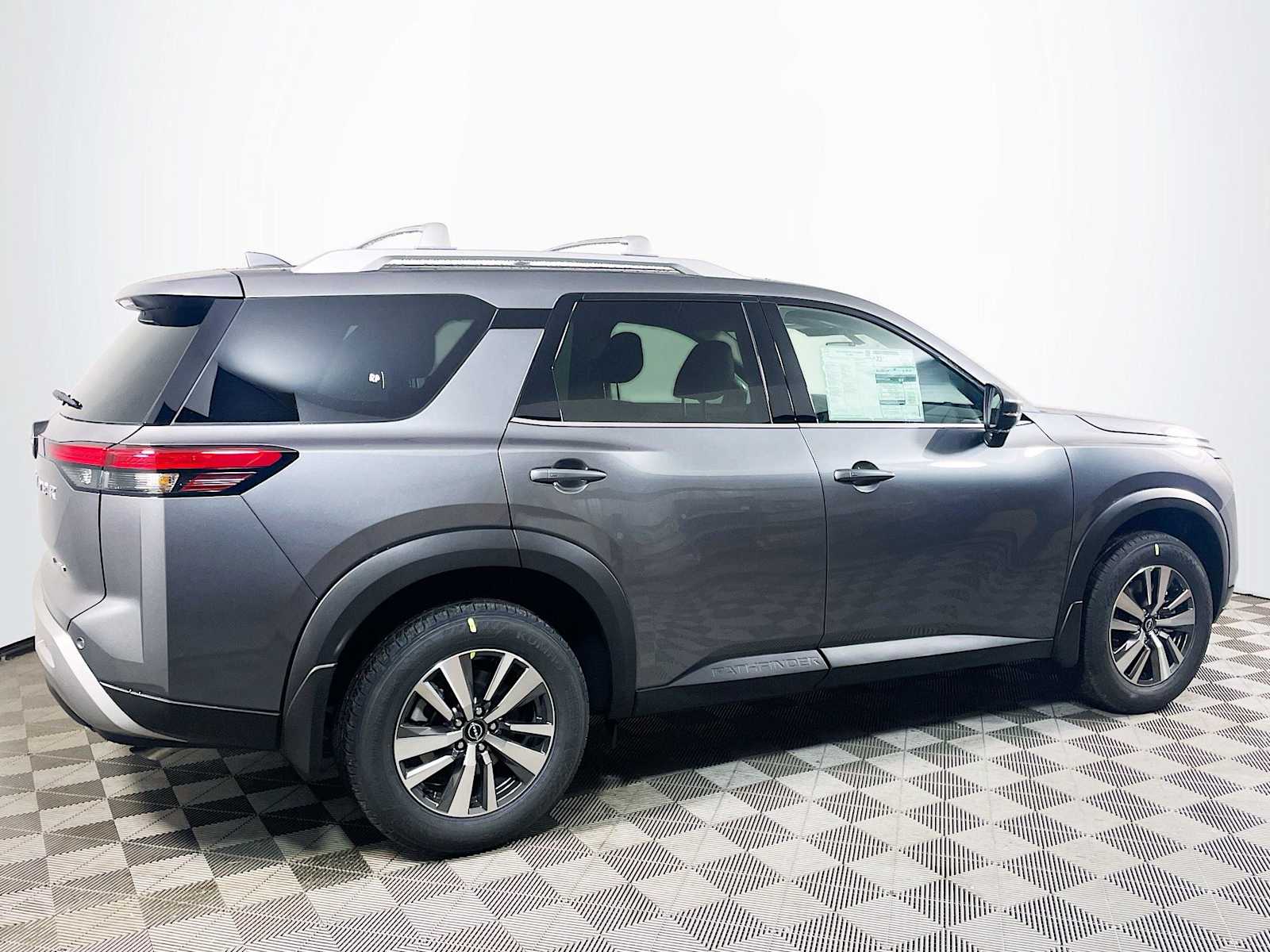 2025 Nissan Pathfinder SL photo 2