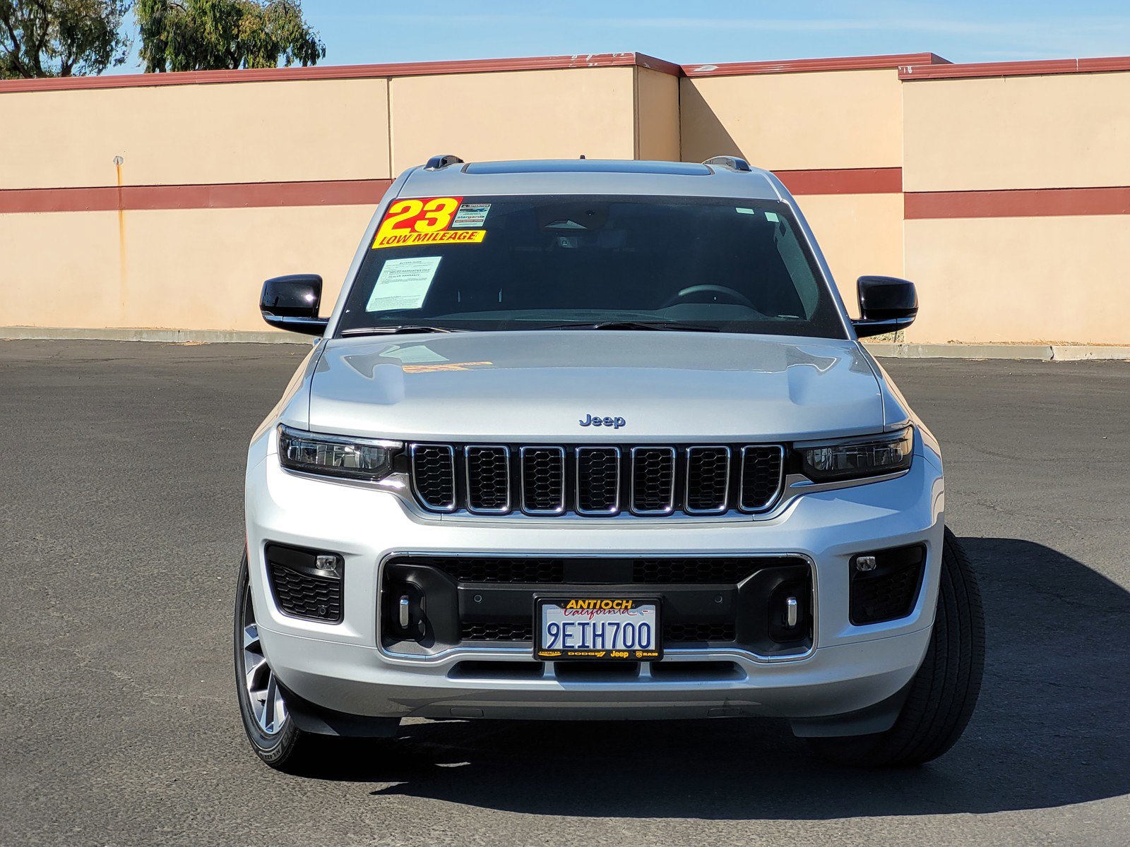 2023 Jeep Grand Cherokee Overland photo 2