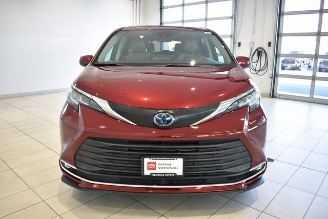 2021 Toyota Sienna XLE photo 3