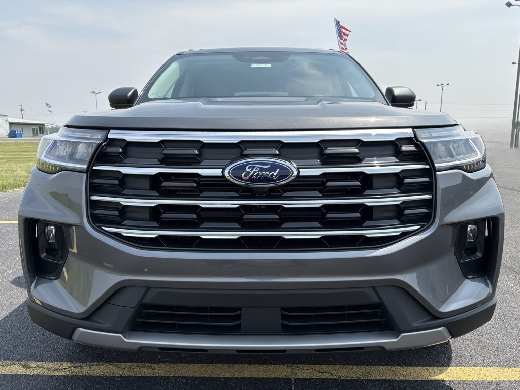 2025 Ford Explorer photo 2