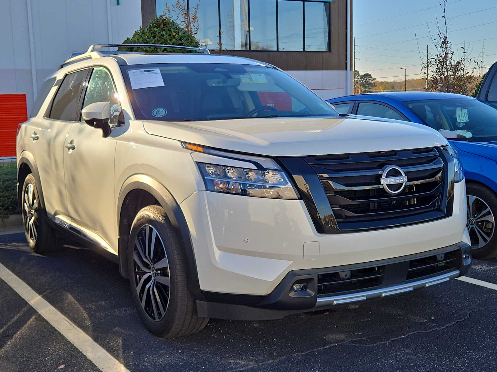 2024 Nissan Pathfinder Platinum's photo