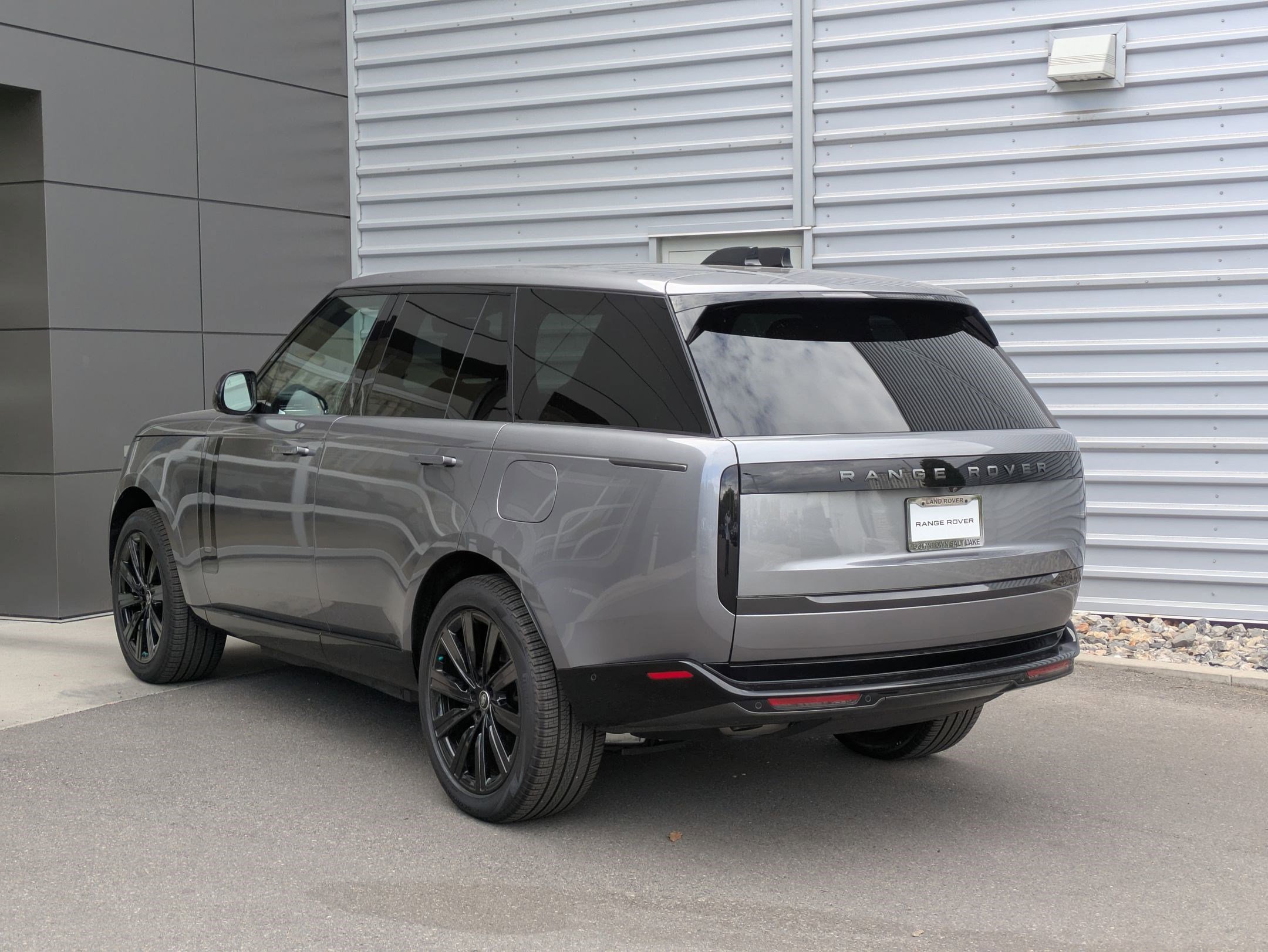 2025 Land Rover Range Rover SE photo 3