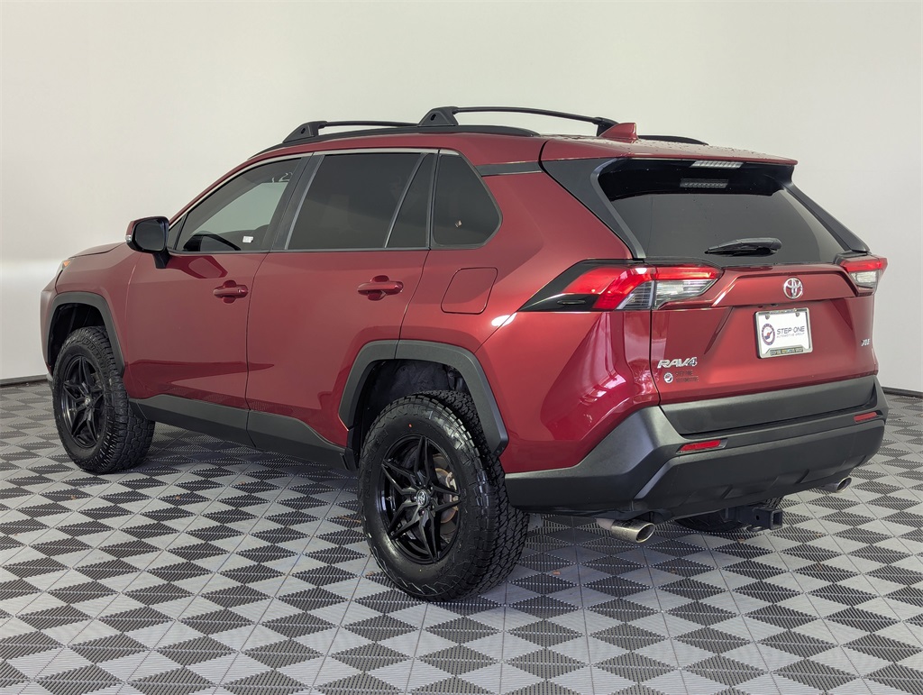 2019 Toyota RAV4 XLE photo 2