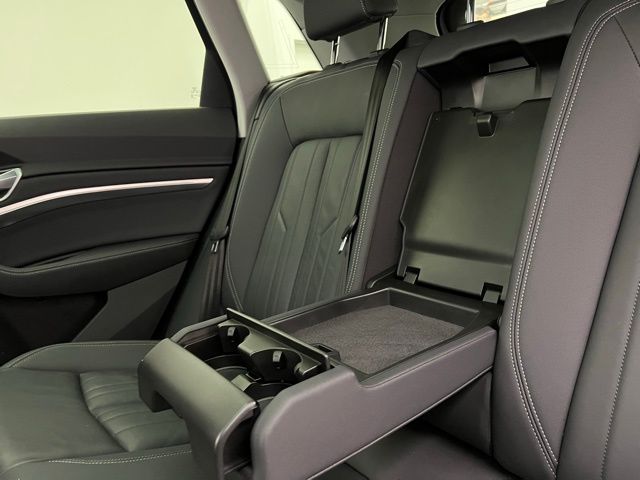 2022 Audi e-tron Premium photo 37