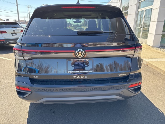 2025 Volkswagen Taos SE photo 5