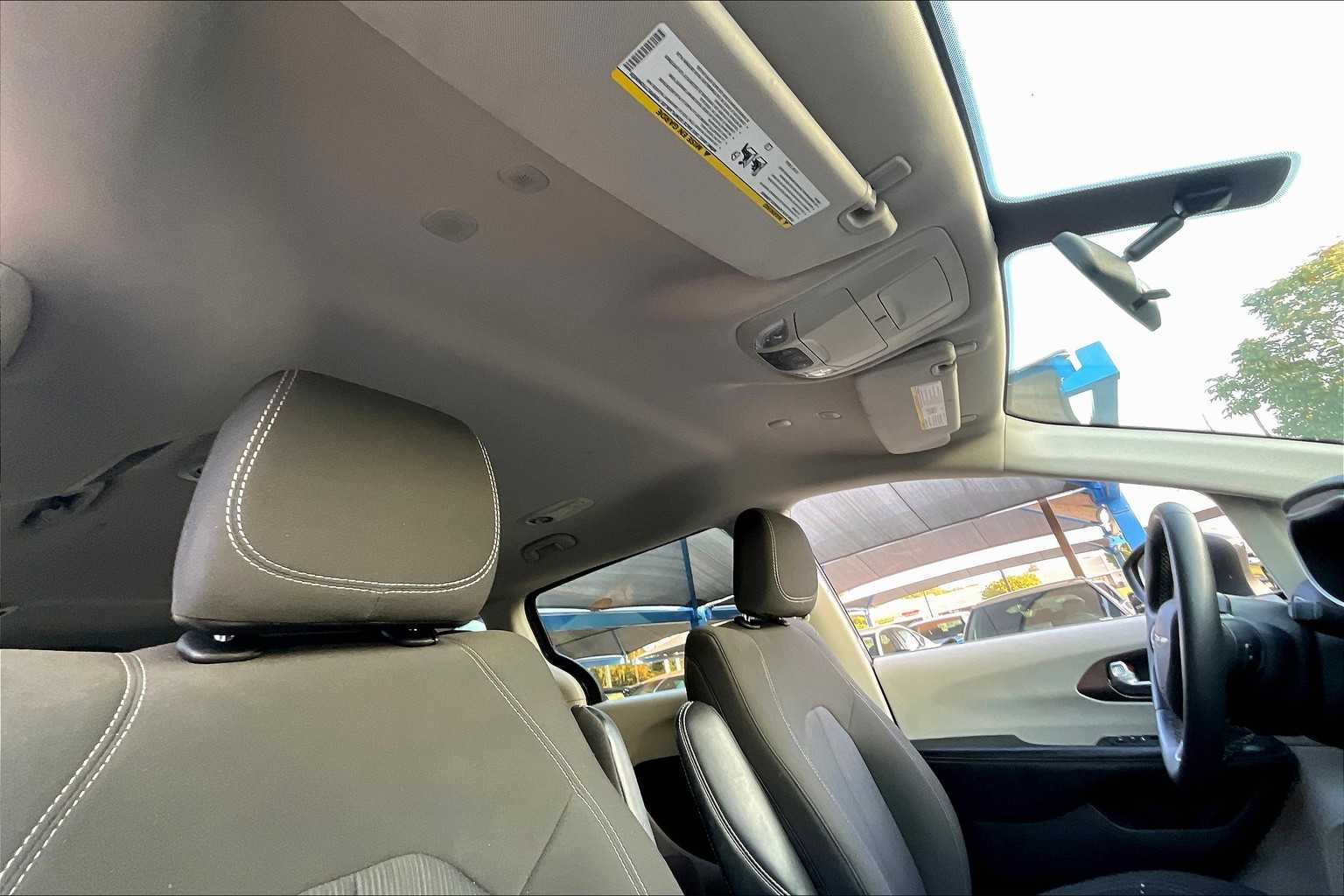 2022 Chrysler Voyager LX photo 12
