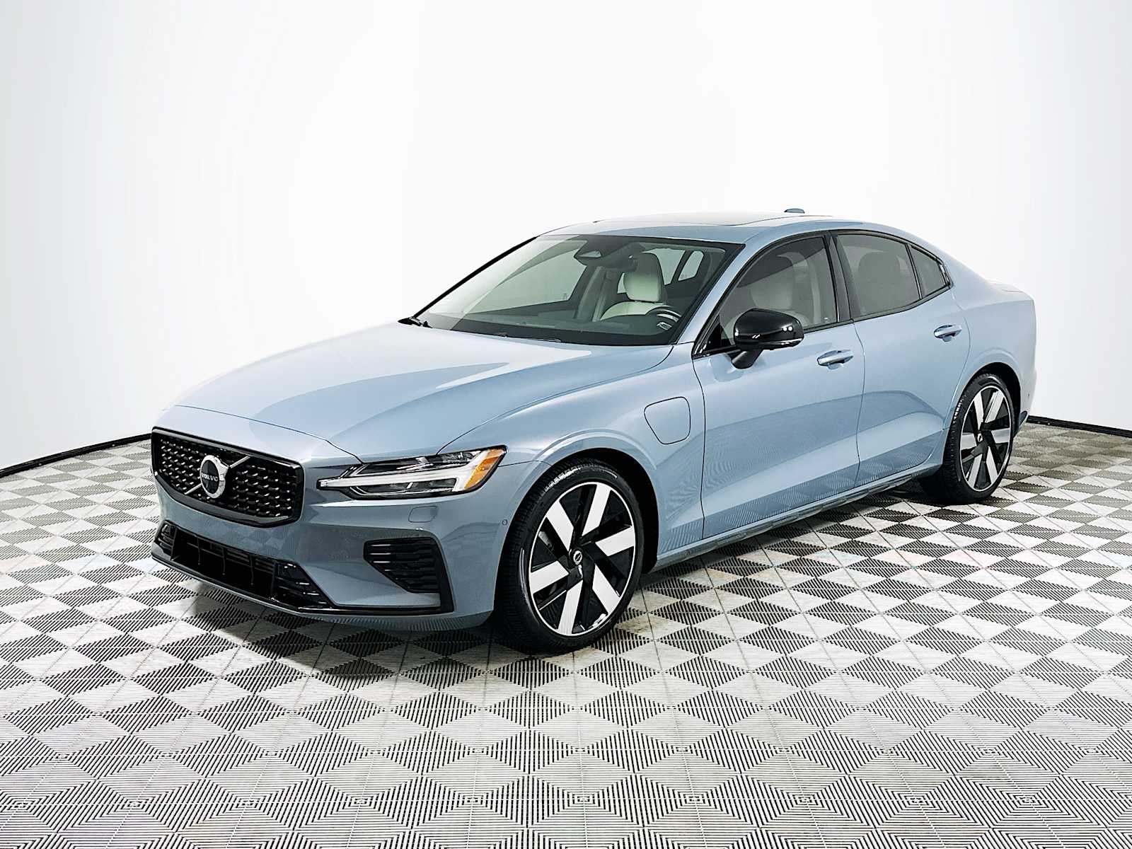 2023 Volvo S60 Recharge T8 AWD Plus photo 3
