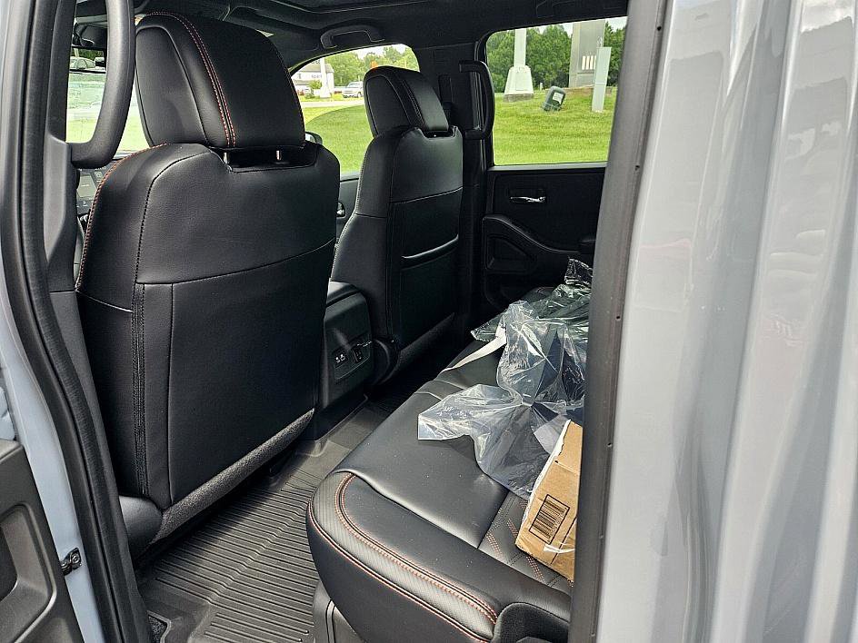 2025 Nissan Frontier Crew Cab PRO-X photo 9