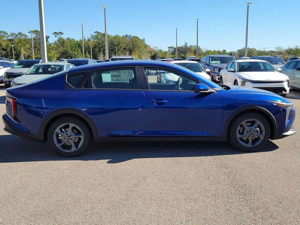 2025 Kia K4 LXS photo 4