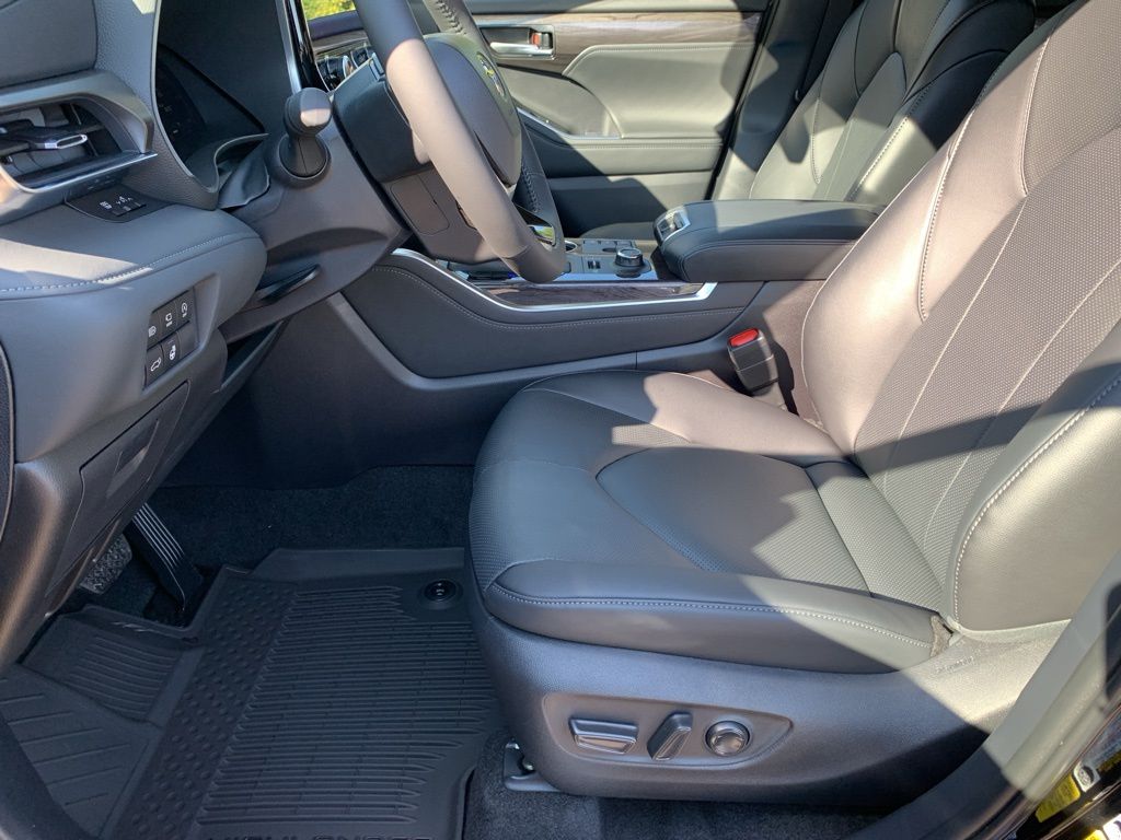 2025 Toyota Highlander Limited photo 9