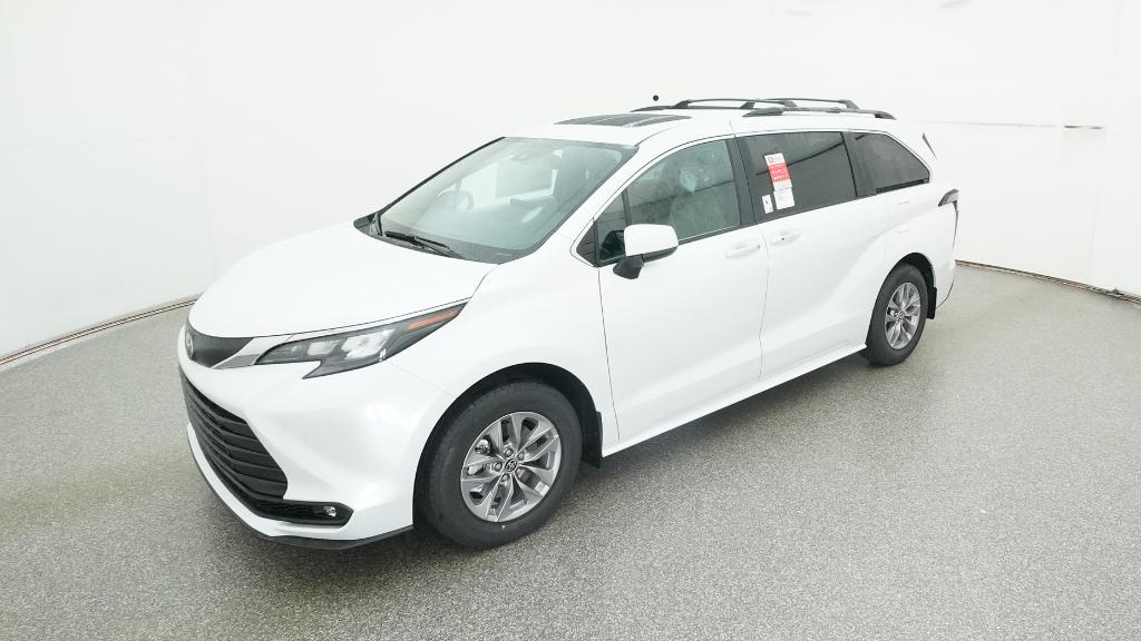 2026 Toyota Sienna XLE's photo