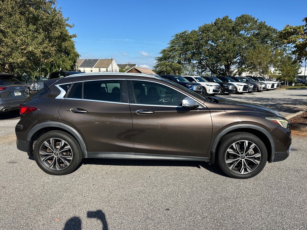 2017 Infiniti QX30 Premium photo 2