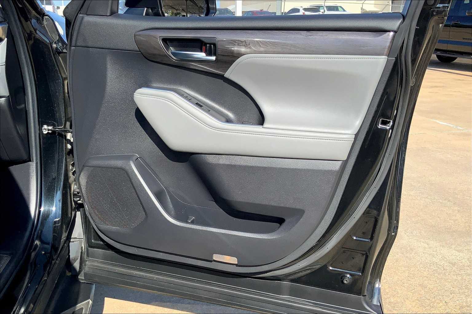 2022 Toyota Highlander Platinum photo 23