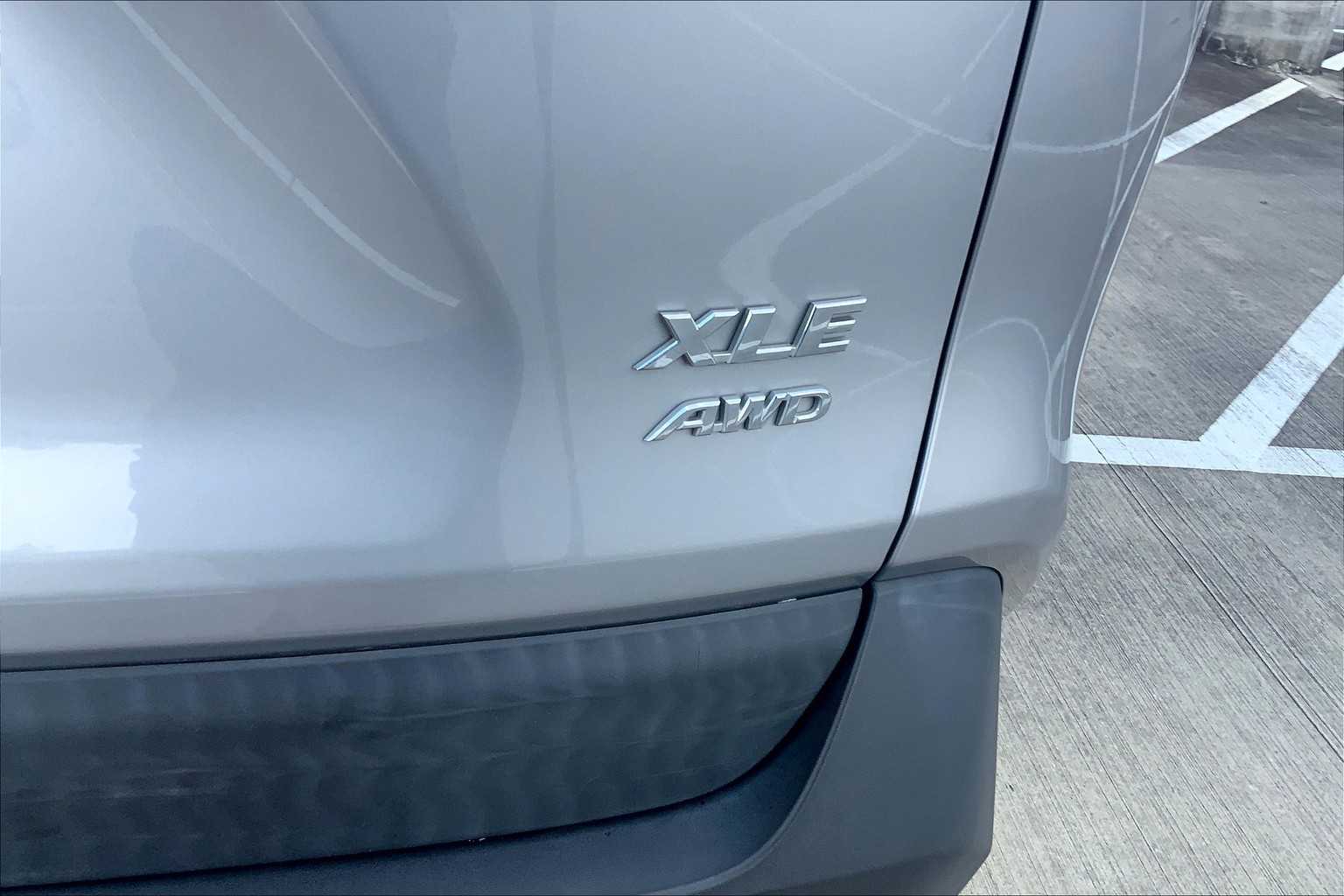 2020 Toyota RAV4 XLE photo 9