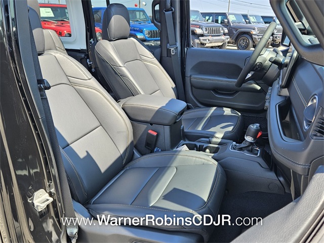2025 Jeep Wrangler Sahara photo 14