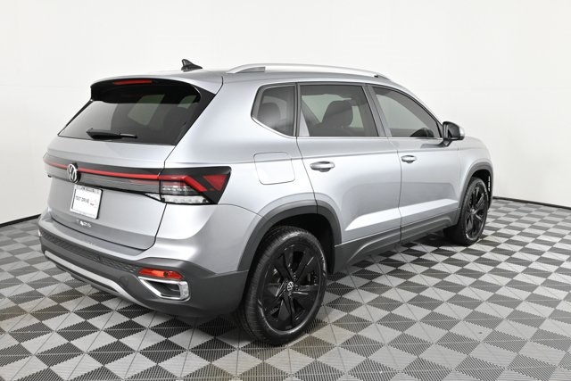 2025 Volkswagen Taos SE photo 2