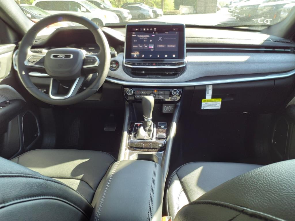 2024 Jeep Compass Latitude Lux photo 9