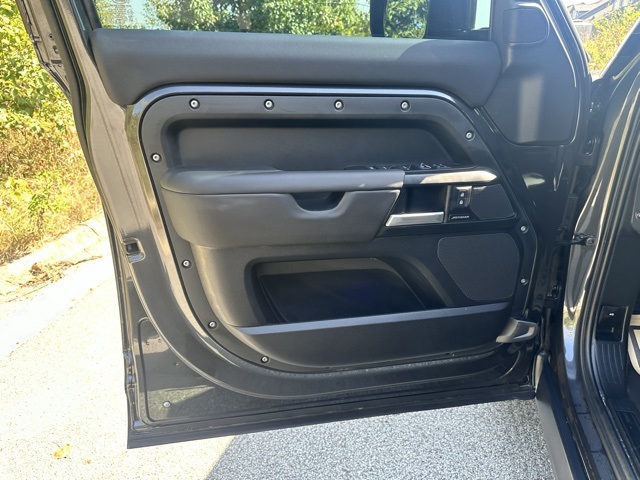 2025 Land Rover Defender 110 S photo 11