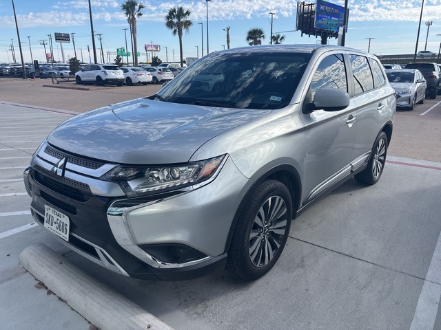 2020 Mitsubishi Outlander ES's photo