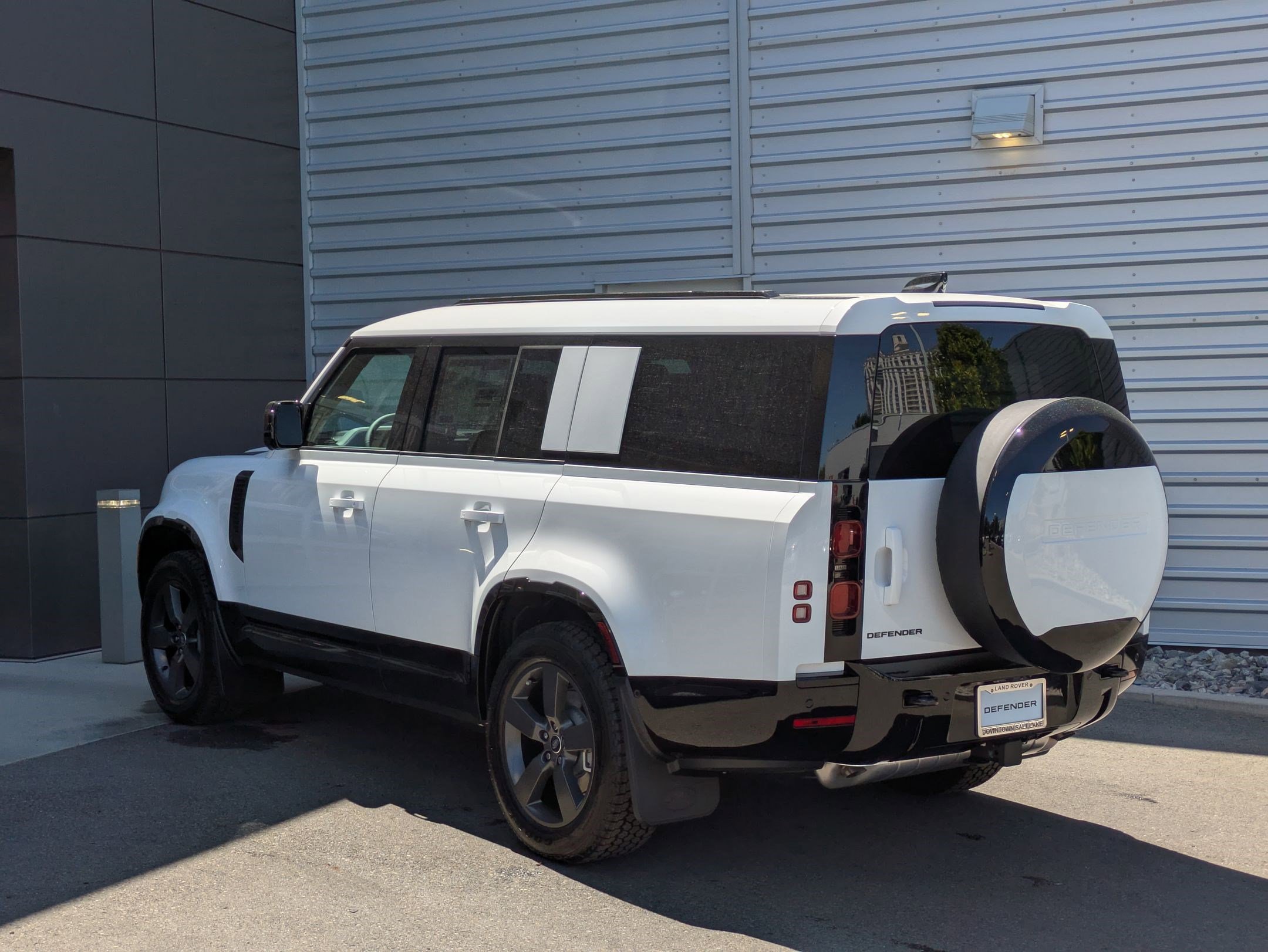 2025 Land Rover Defender 130 X-Dynamic SE photo 3