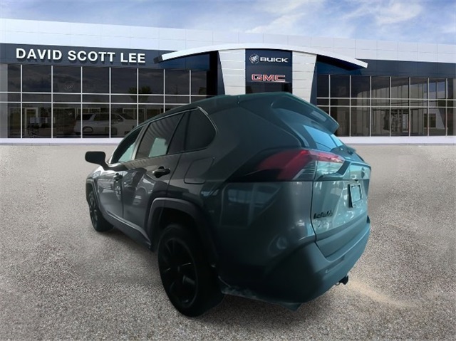 2021 Toyota RAV4 LE photo 3