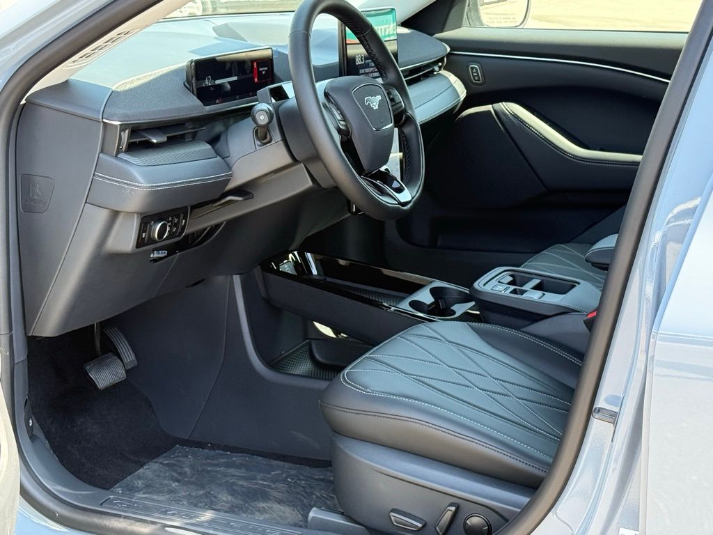 2025 Ford Mustang Mach-E Select photo 5