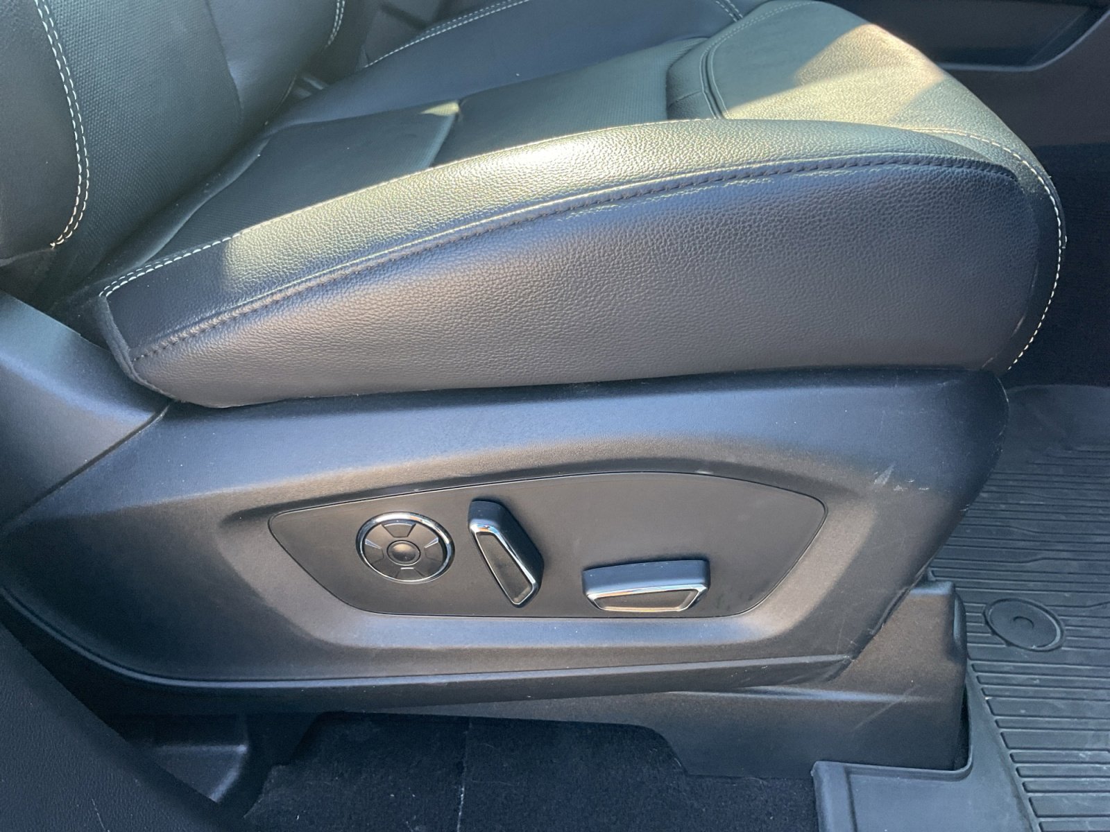 2020 Ford Explorer ST photo 26