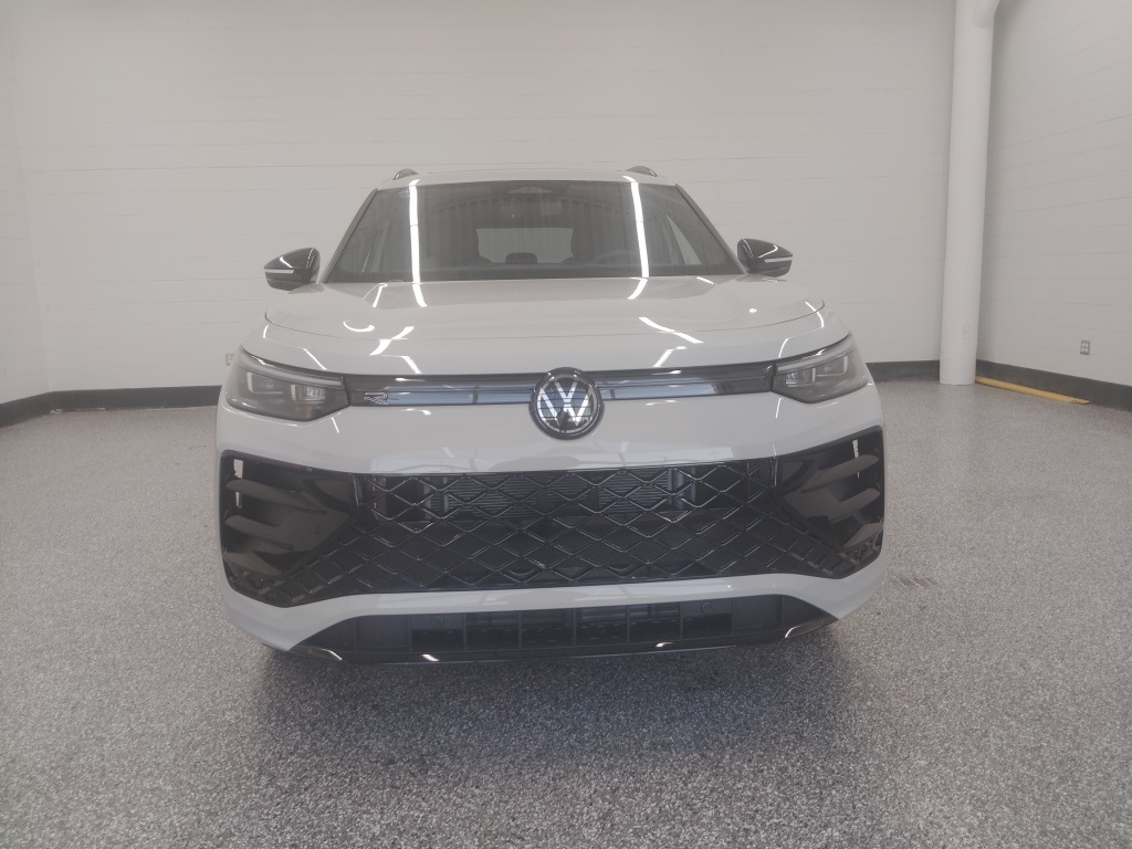 2026 Volkswagen Tiguan SE R-Line Black photo 2