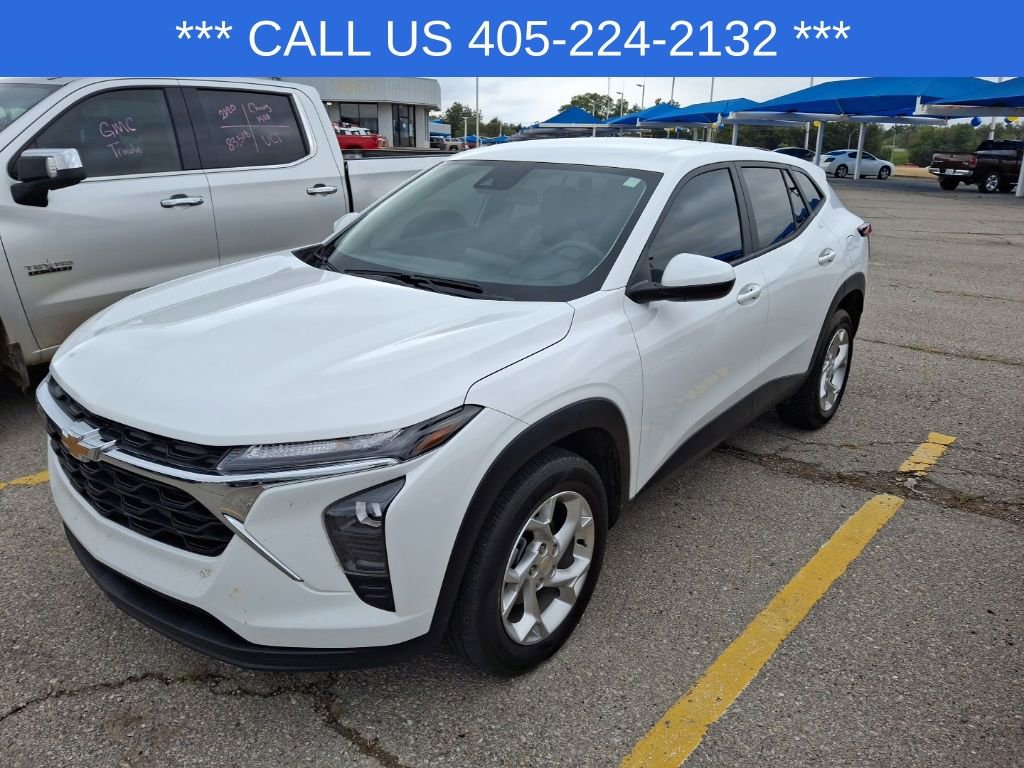 2024 Chevrolet Trax LS photo 2