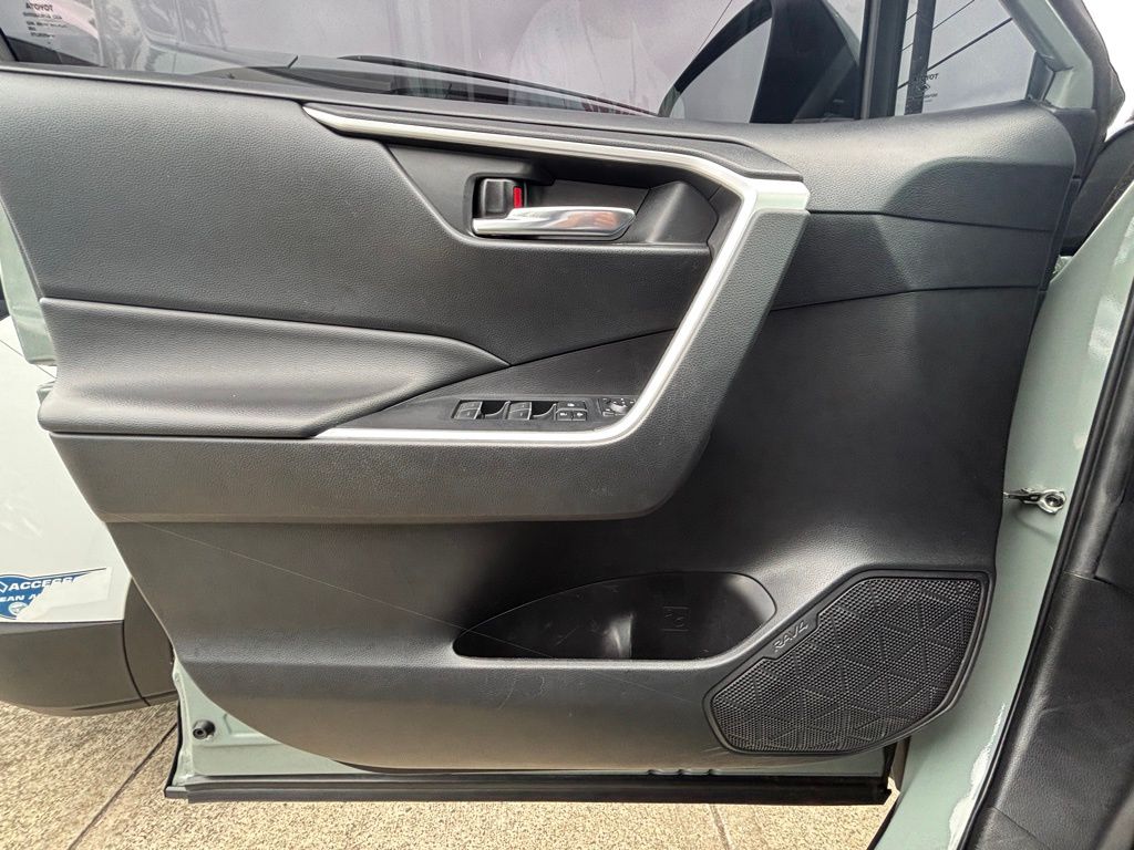2022 Toyota RAV4 XLE Premium photo 17