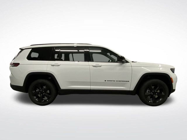 2025 Jeep Grand Cherokee Altitude photo 3