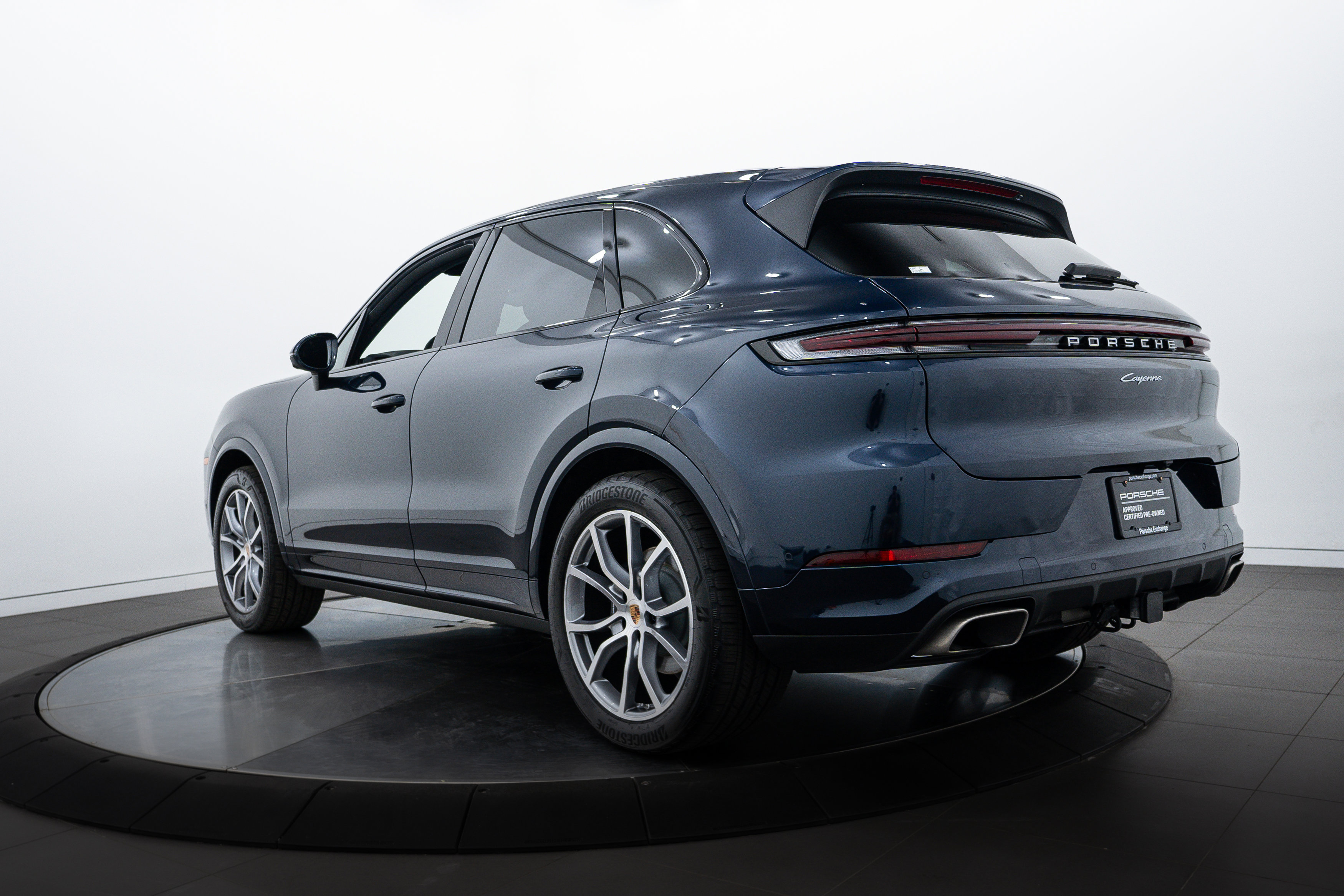 2025 Porsche Cayenne photo 3