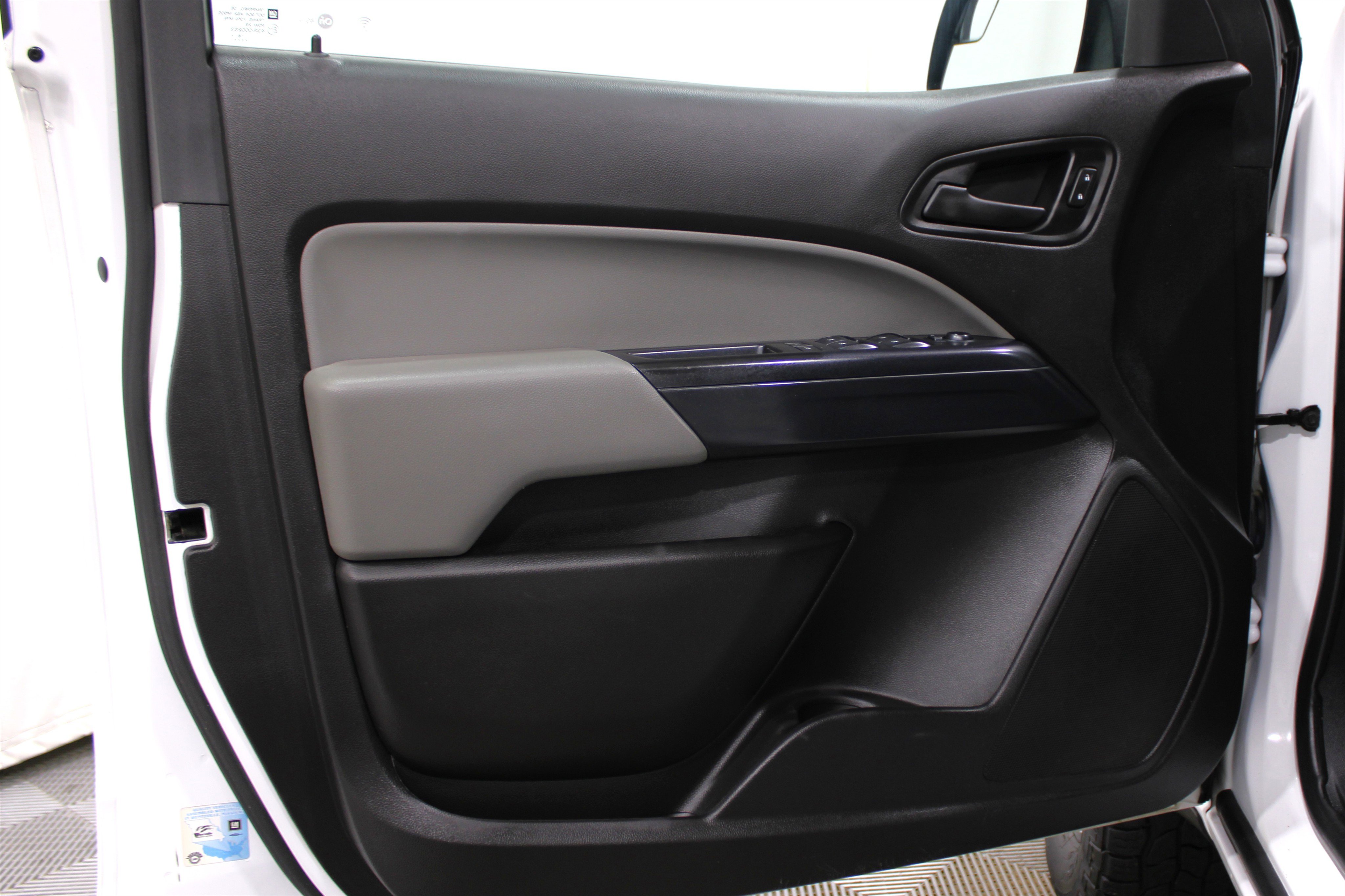 2017 Chevrolet Colorado Work Truck photo 2